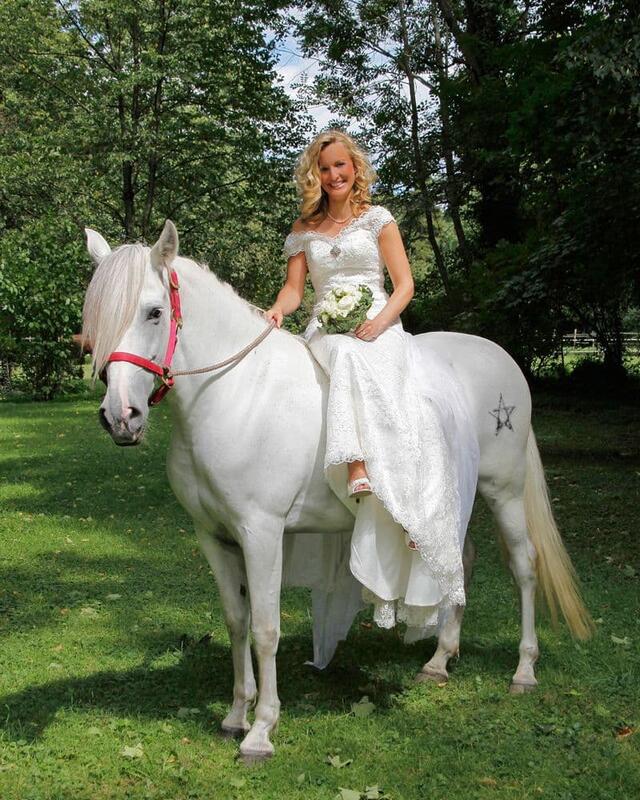 Braut auf einem Pferd