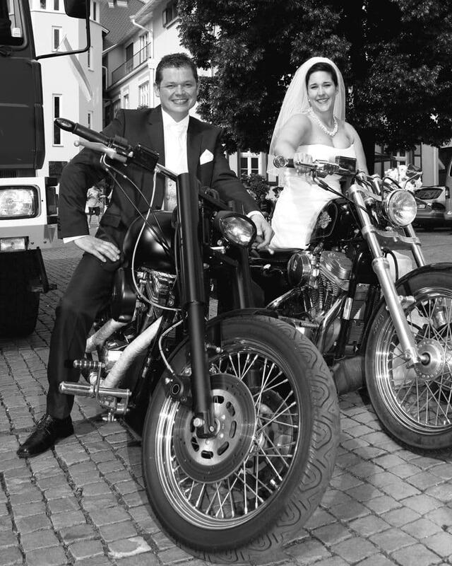 Brautpaar auf Motorräder